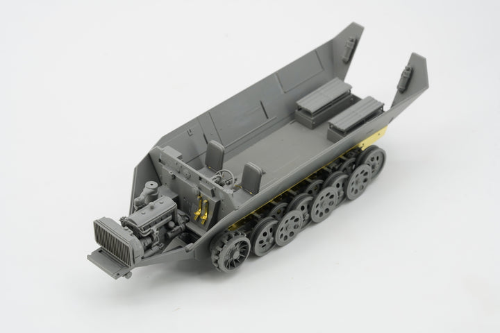 【決算セール対象！】 1/35 ドイツ Sd.Kfz.251 Ausf.D w/R35砲塔