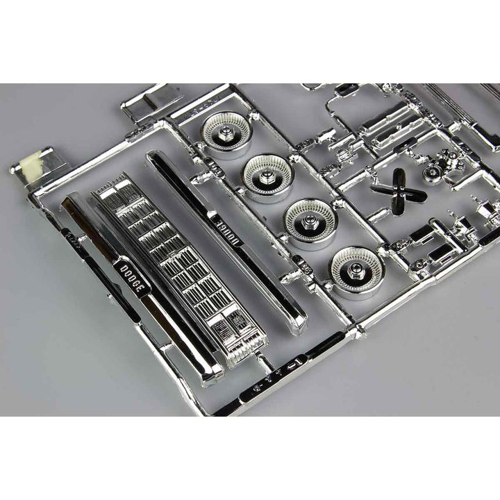 MPC(エムピーシー) 1982 ダッジ バン カスタム "タートルワックス" 1/25スケール 未塗装組立キット